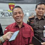 Foto: Kasi Pidsus Kejati Jatim, Wagiyo (tengah) saat diwawancari awak media. Sumber: Istimewa.