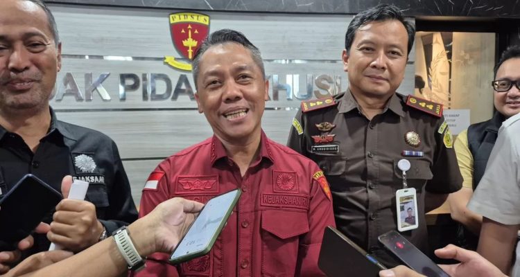 Foto: Kasi Pidsus Kejati Jatim, Wagiyo (tengah) saat diwawancari awak media. Sumber: Istimewa.