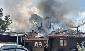 Foto: Dua Rumah Dinas Polisi di Pekanbaru Terbakar, Mobil Fortuner dan Pajero Selamat. Sumber: Istimewa. Foto: Dua Rumah Dinas Polisi di Pekanbaru Terbakar, Mobil Fortuner dan Pajero Selamat. Sumber: Istimewa.