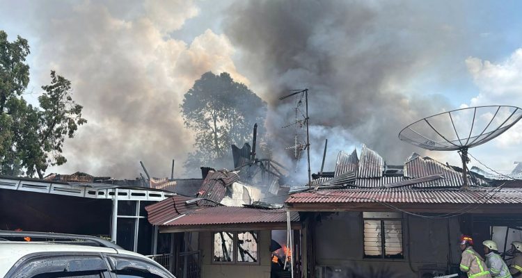 Foto: Dua Rumah Dinas Polisi di Pekanbaru Terbakar, Mobil Fortuner dan Pajero Selamat. Sumber: Istimewa.