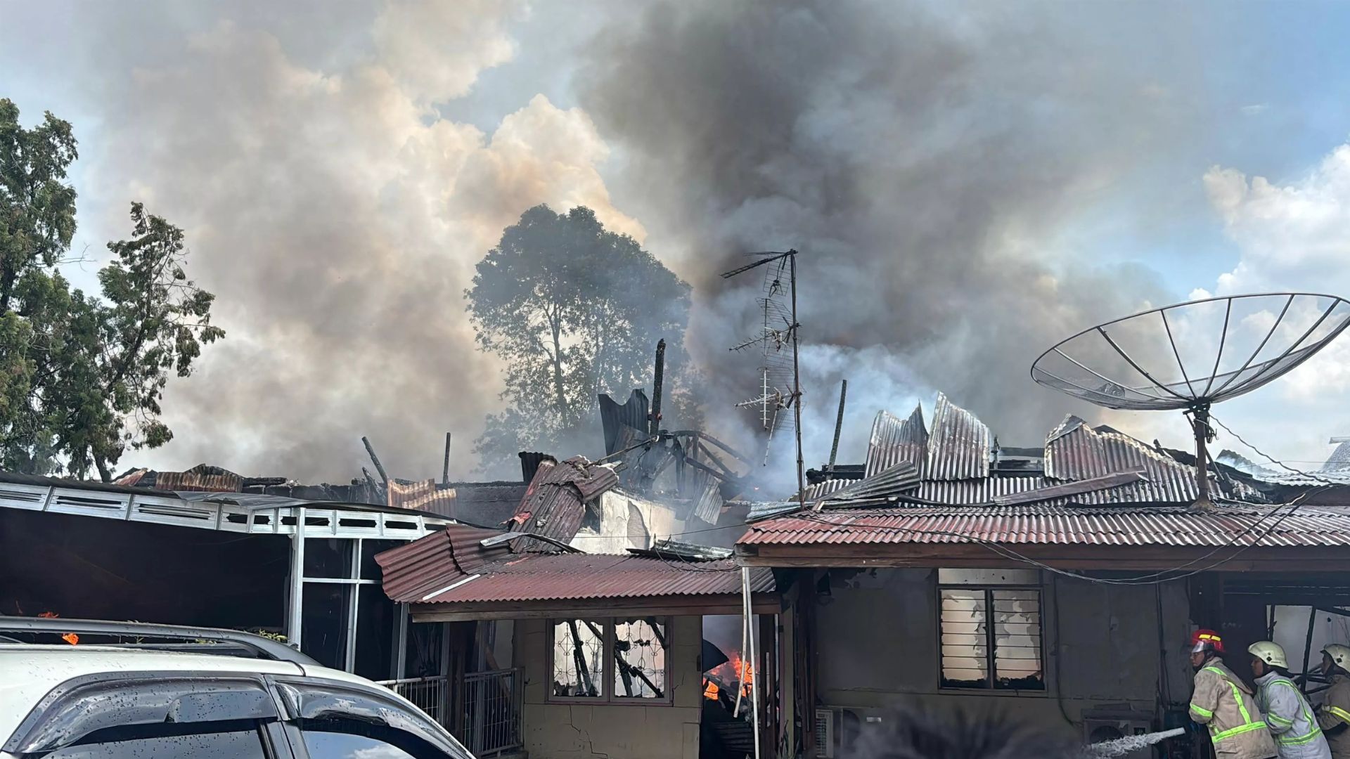 Foto: Dua Rumah Dinas Polisi di Pekanbaru Terbakar, Mobil Fortuner dan Pajero Selamat. Sumber: Istimewa.