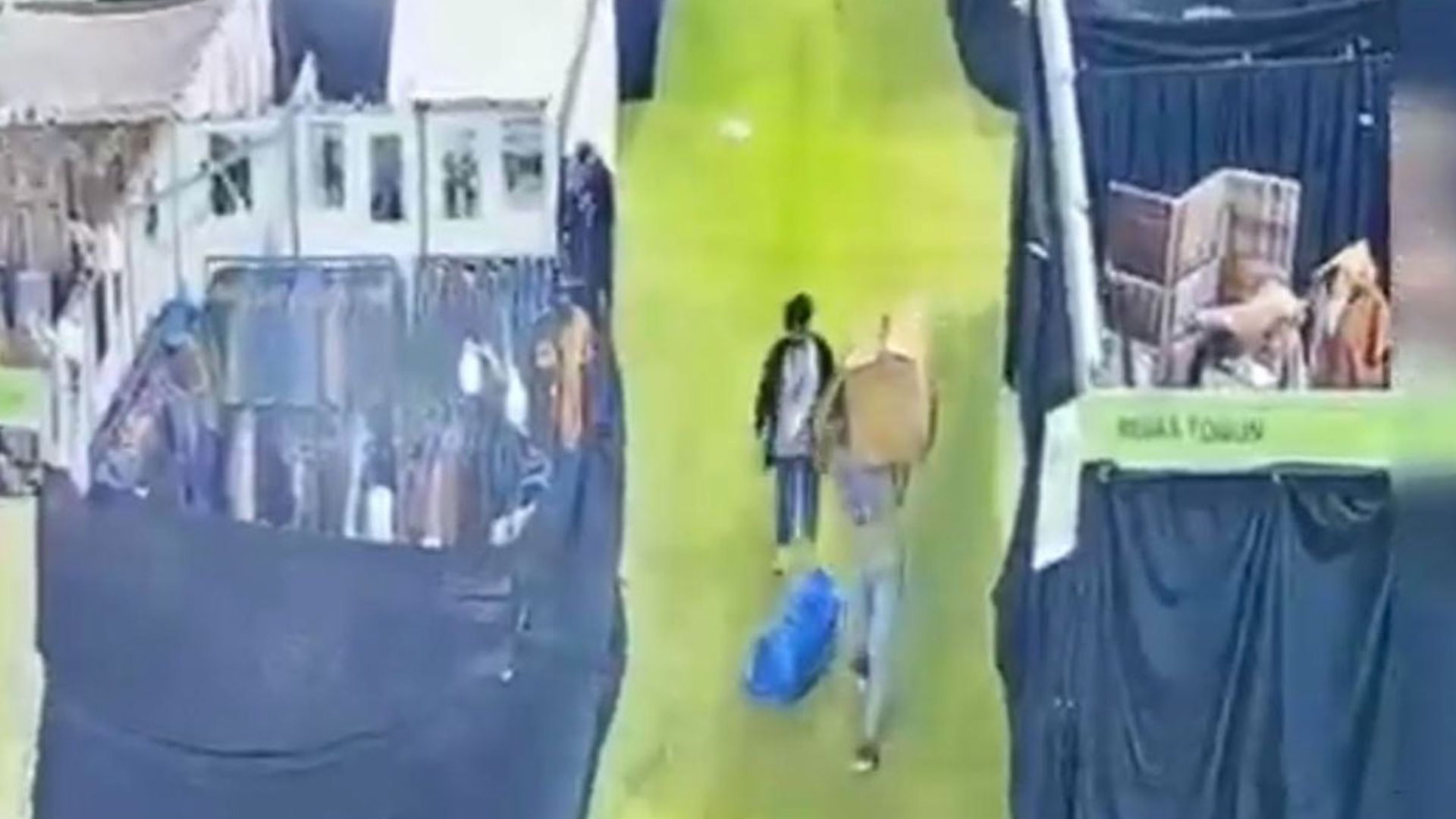 Foto: Rekaman CCTV memperlihatkan para pelaku membawa batik tulis senilai R 1,3 Miliar di Jakarta Convention Center. Sumber: Istimewa.