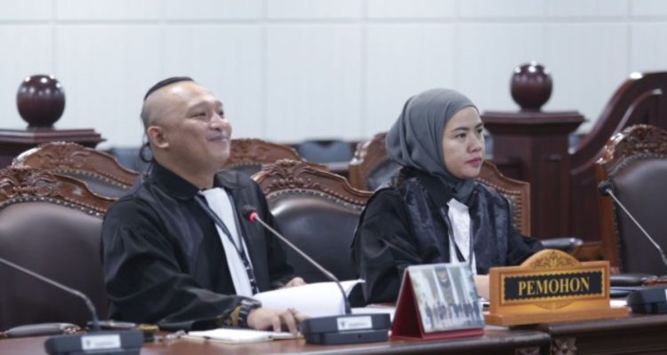 Foto: Dokter Ria Merryanti, Advokat Syamsul Jahidin, dan Dokter Hapsari Indrawati, mengajukan permohonan uji materi UU ASN. Sumber: Istimewa.