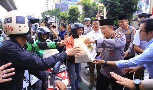 Foto: Kapolri Listyo Sigit Prabowo membagikan takjil ke masyarakat. Sumber: Istimewa.
