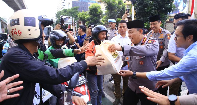 Foto: Kapolri Listyo Sigit Prabowo membagikan takjil ke masyarakat. Sumber: Istimewa.