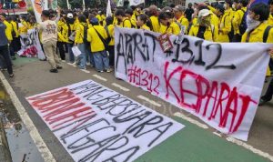 Foto: Demo BEM UI di Mabes Polri Jakarta. Sumber: Tempo. Foto: Demo BEM UI di Mabes Polri Jakarta. Sumber: Tempo.
