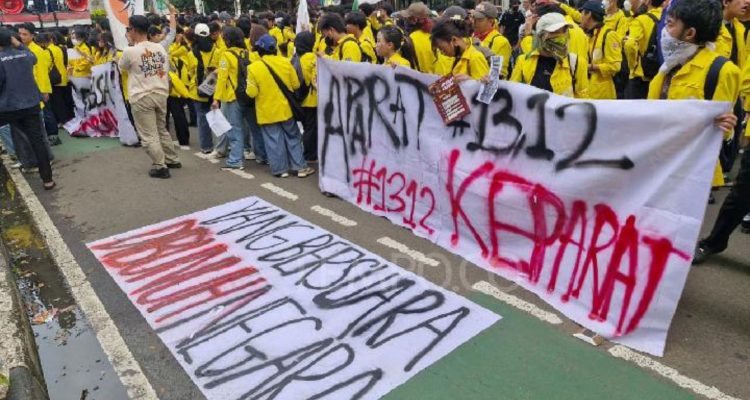 Foto: Demo BEM UI di Mabes Polri Jakarta. Sumber: Tempo.