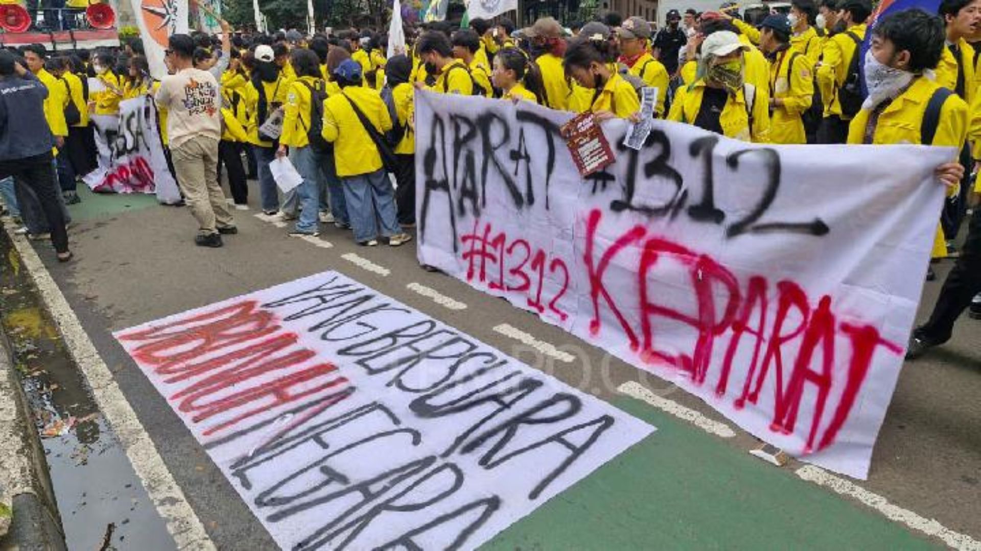 Foto: Demo BEM UI di Mabes Polri Jakarta. Sumber: Tempo.