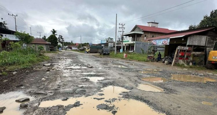 Foto: Salah satu ruas jalan yang rusak di Kalimantan Timur. Sumber: Istimewa.