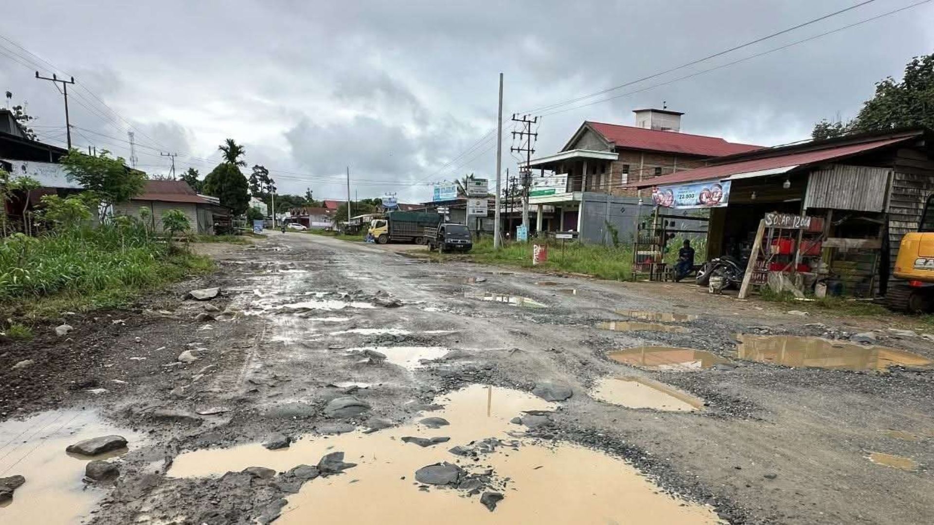 Foto: Salah satu ruas jalan yang rusak di Kalimantan Timur. Sumber: Istimewa.