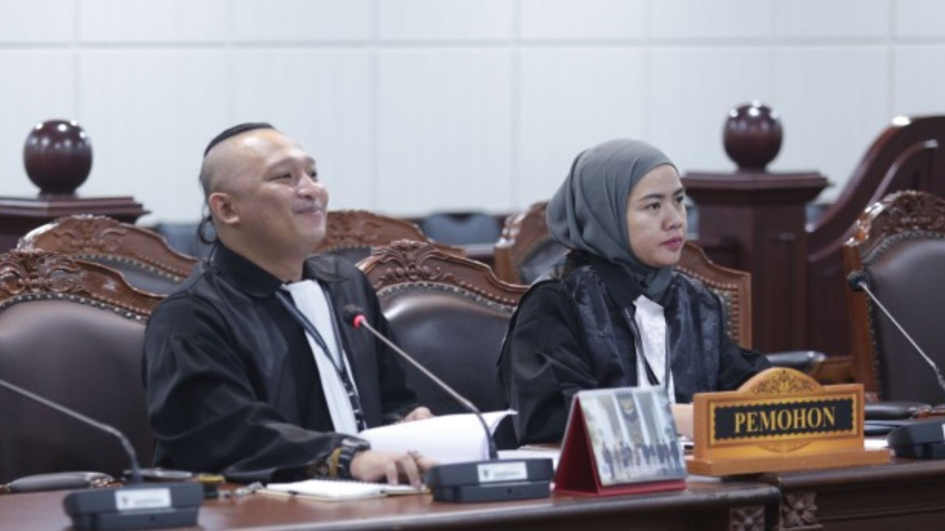 Foto: Dokter Ria Merryanti, Advokat Syamsul Jahidin, dan Dokter Hapsari Indrawati, mengajukan permohonan uji materi UU ASN. Sumber: Istimewa.