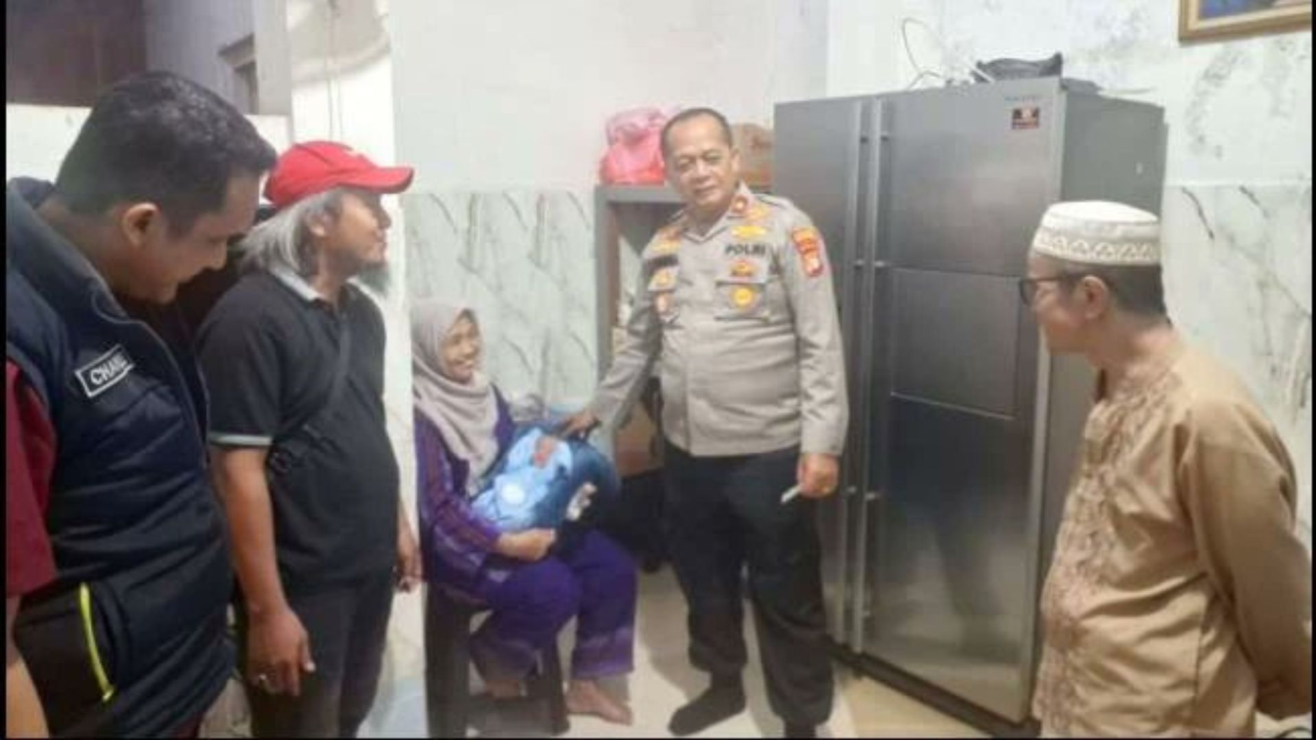 Foto: Bayi Perempuan Ditemukan Telantar di Gerobak Nasi Uduk Pasar Minggu, Disertai Surat Diduga dari Kakaknya. Sumber: Istimewa.