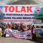 Foto: Warga berfoto bersama dengan membentangkan spanduk penolakan rencana proyek PLTP Gunung Talang. Foto: LBH Padang.