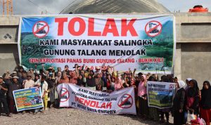 Foto: Warga berfoto bersama dengan membentangkan spanduk penolakan rencana proyek PLTP Gunung Talang. Foto: LBH Padang.