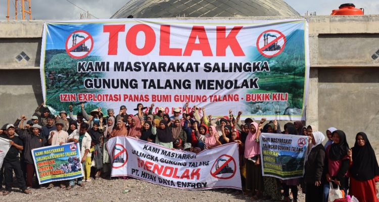 Foto: Warga berfoto bersama dengan membentangkan spanduk penolakan rencana proyek PLTP Gunung Talang. Foto: LBH Padang.