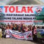 Foto: Warga berfoto bersama dengan membentangkan spanduk penolakan rencana proyek PLTP Gunung Talang. Foto: LBH Padang.