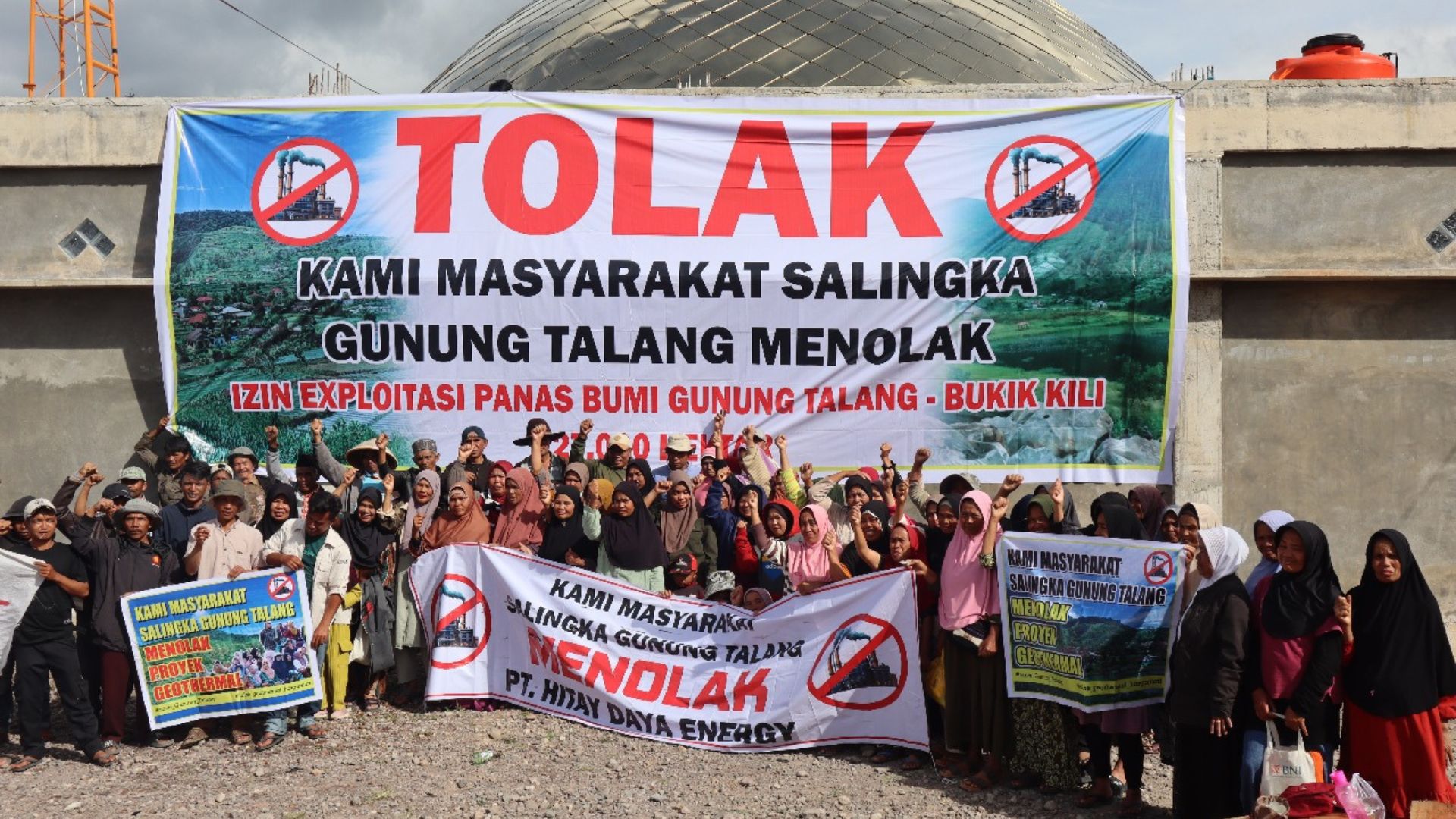 Foto: Warga berfoto bersama dengan membentangkan spanduk penolakan rencana proyek PLTP Gunung Talang. Foto: LBH Padang.