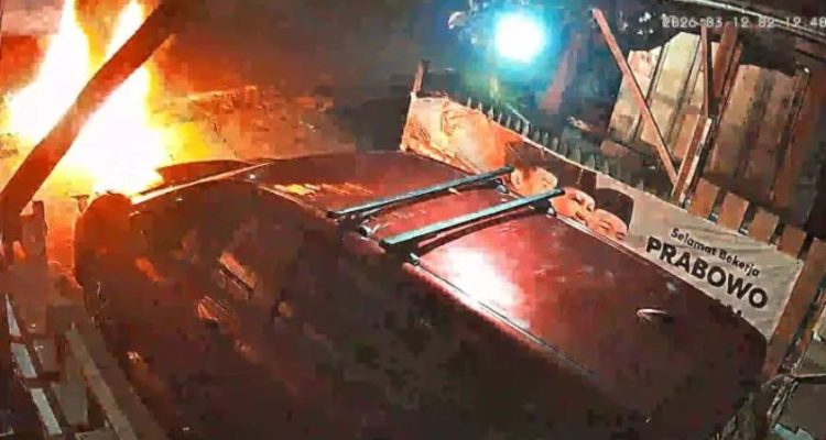 Foto: Rumah Aktivis Risman Lase Dilempar Bom Molotov oleh Orang Tak Dikenal. Sumber: Istimewa.