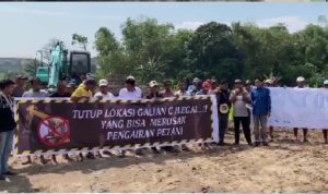 Foto: Petani Mojotamping Protes Tambang yang Ancam Lahan Pertanian. Sumber: Updatemojokerto.