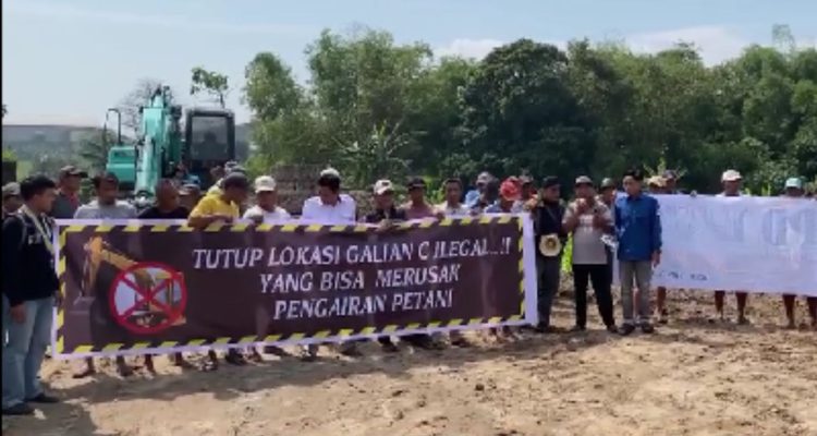 Foto: Petani Mojotamping Protes Tambang yang Ancam Lahan Pertanian. Sumber: Updatemojokerto.