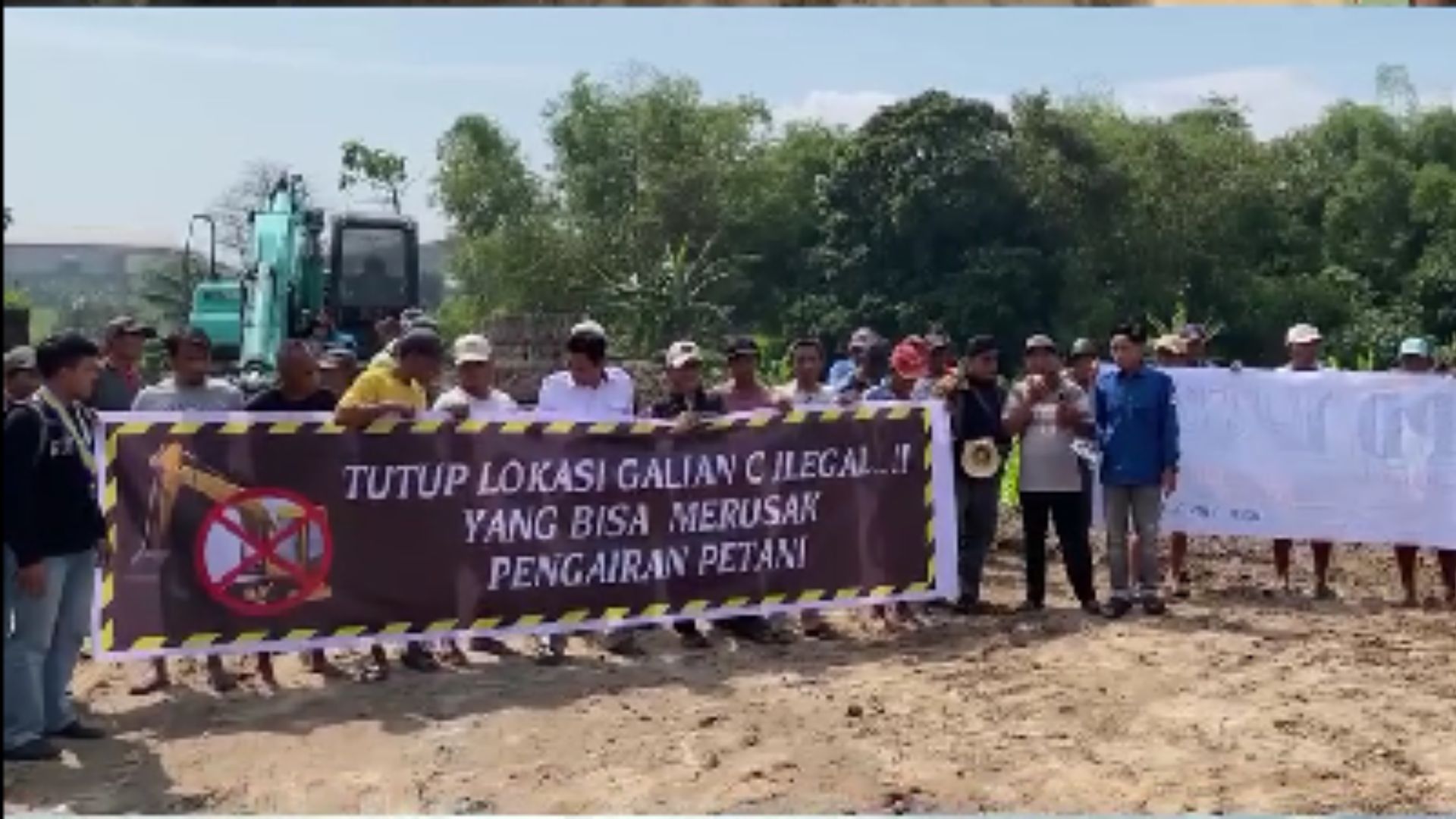 Foto: Petani Mojotamping Protes Tambang yang Ancam Lahan Pertanian. Sumber: Updatemojokerto.