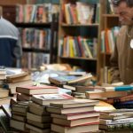 Foto: Ilustrasi dua orang sedang melihat tumpukan buku. Sumber: Istimewa.