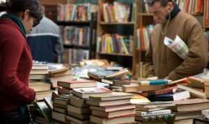 Foto: Ilustrasi dua orang sedang melihat tumpukan buku. Sumber: Istimewa.