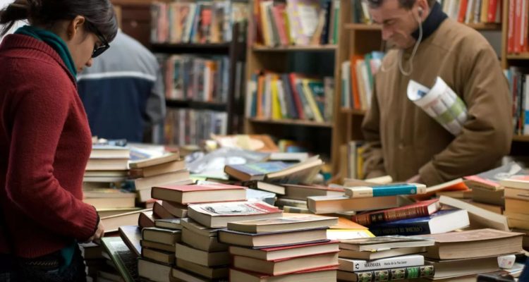 Foto: Ilustrasi dua orang sedang melihat tumpukan buku. Sumber: Istimewa.