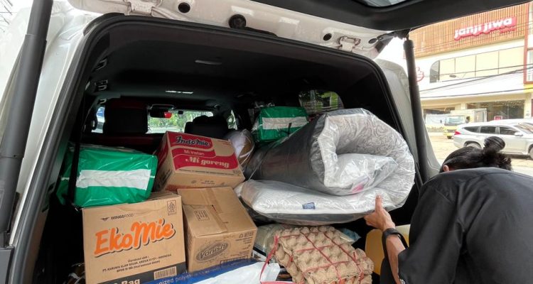 Foto: Komunitas Kaltim Kind Memberikan Sejumlah Bantuan kepada Rasminah. Sumber: Istimewa.