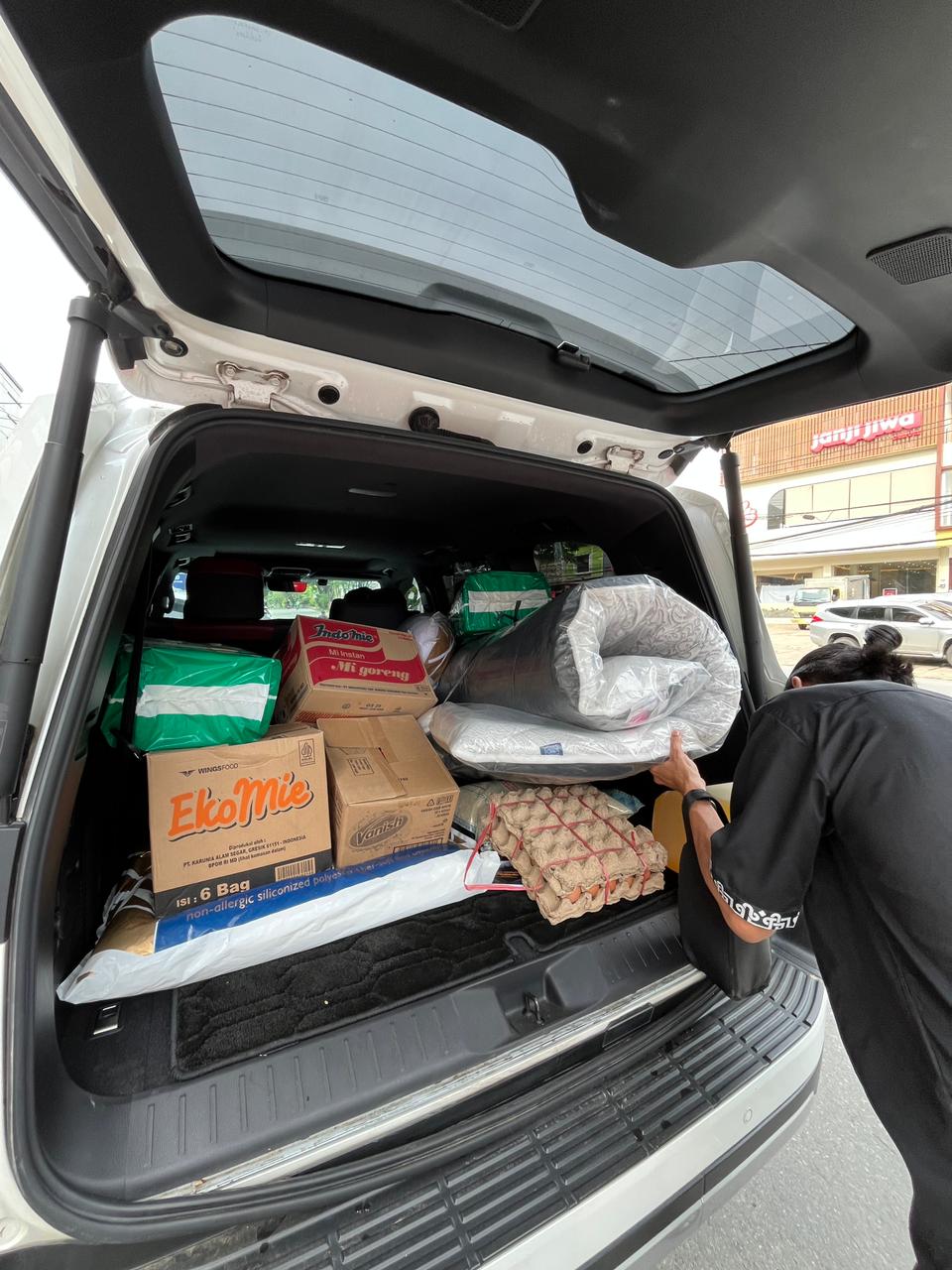 Foto: Komunitas Kaltim Kind Memberikan Sejumlah Bantuan kepada Rasminah. Sumber: Istimewa.