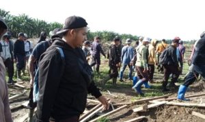 Foto: Ratusan Security dan buruh perkebunan sawit PT Smart masuk ke lahan petani Padang halaban yang diklaim merupakan konsesi perusahaan Petani menolak diusir berujung pada bentrokan fisik 12 orang petani luka-luka. Sumber: Istimewa.
