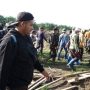 Foto: Ratusan Security dan buruh perkebunan sawit PT Smart masuk ke lahan petani Padang halaban yang diklaim merupakan konsesi perusahaan Petani menolak diusir berujung pada bentrokan fisik 12 orang petani luka-luka. Sumber: Istimewa.
