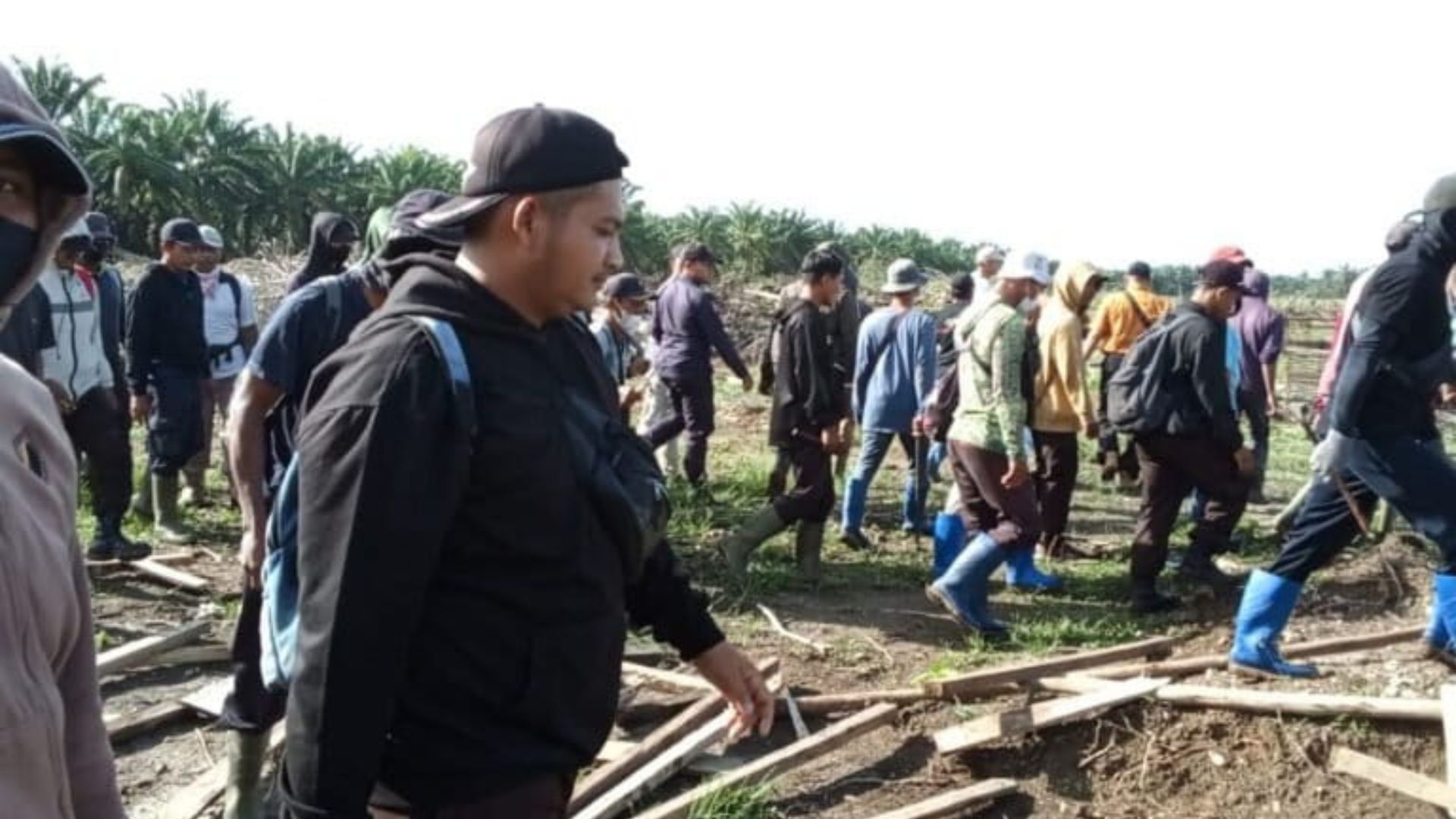 Foto: Ratusan Security dan buruh perkebunan sawit PT Smart masuk ke lahan petani Padang halaban yang diklaim merupakan konsesi perusahaan Petani menolak diusir berujung pada bentrokan fisik 12 orang petani luka-luka. Sumber: Istimewa.