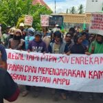 Foto: Aliansi Masyarakat Massenrempulu (AMPU) berunjuk rasa di depan PN Enrekang menuntut pembebasan tiga petani. Sumber: Mongabay Indonesia.