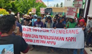 Foto: Aliansi Masyarakat Massenrempulu (AMPU) berunjuk rasa di depan PN Enrekang menuntut pembebasan tiga petani. Sumber: Mongabay Indonesia.