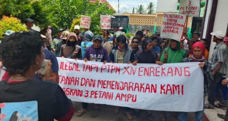 Foto: Aliansi Masyarakat Massenrempulu (AMPU) berunjuk rasa di depan PN Enrekang menuntut pembebasan tiga petani. Sumber: Mongabay Indonesia.