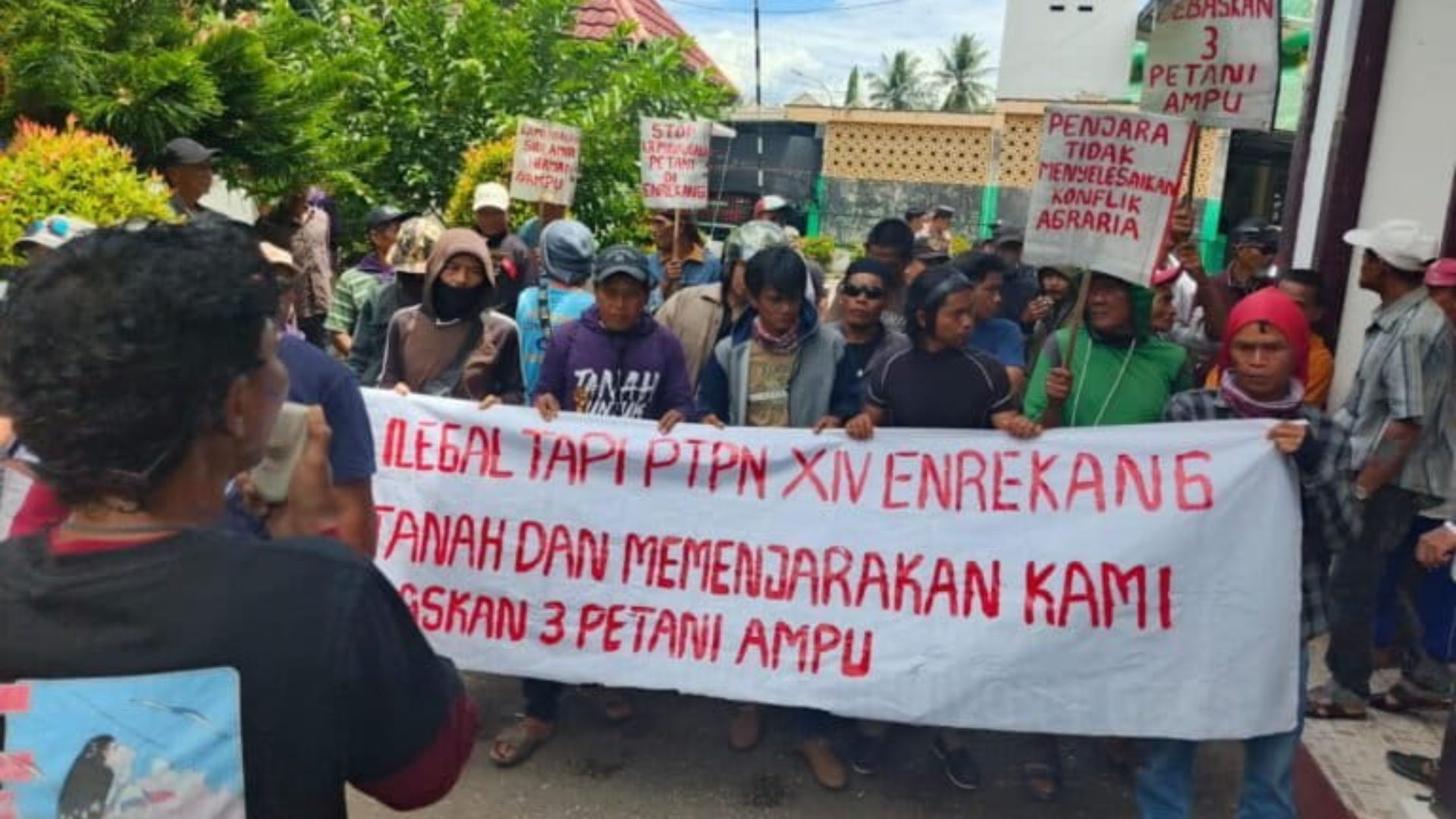 Foto: Aliansi Masyarakat Massenrempulu (AMPU) berunjuk rasa di depan PN Enrekang menuntut pembebasan tiga petani. Sumber: Mongabay Indonesia.