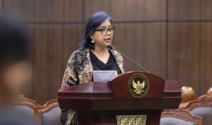 Foto: Perwakilan CALS, Bivitri Susanti saat sidang di MK. Sumber: MK.
