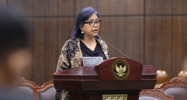 Foto: Perwakilan CALS, Bivitri Susanti saat sidang di MK. Sumber: MK.