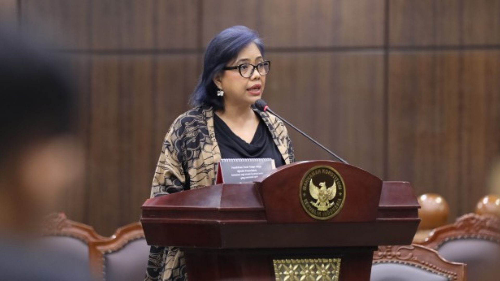 Foto: Perwakilan CALS, Bivitri Susanti saat sidang di MK. Sumber: MK.