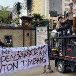 Foto: Aksi Jilid II di Mabes Polri soroti transparansi dan dugaan praktik tebang pilih dalam penegakan hukum. Sumber: Istimewa.