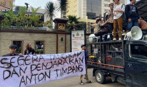 Foto: Aksi Jilid II di Mabes Polri soroti transparansi dan dugaan praktik tebang pilih dalam penegakan hukum. Sumber: Istimewa.