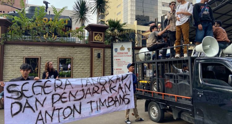 Foto: Aksi Jilid II di Mabes Polri soroti transparansi dan dugaan praktik tebang pilih dalam penegakan hukum. Sumber: Istimewa.