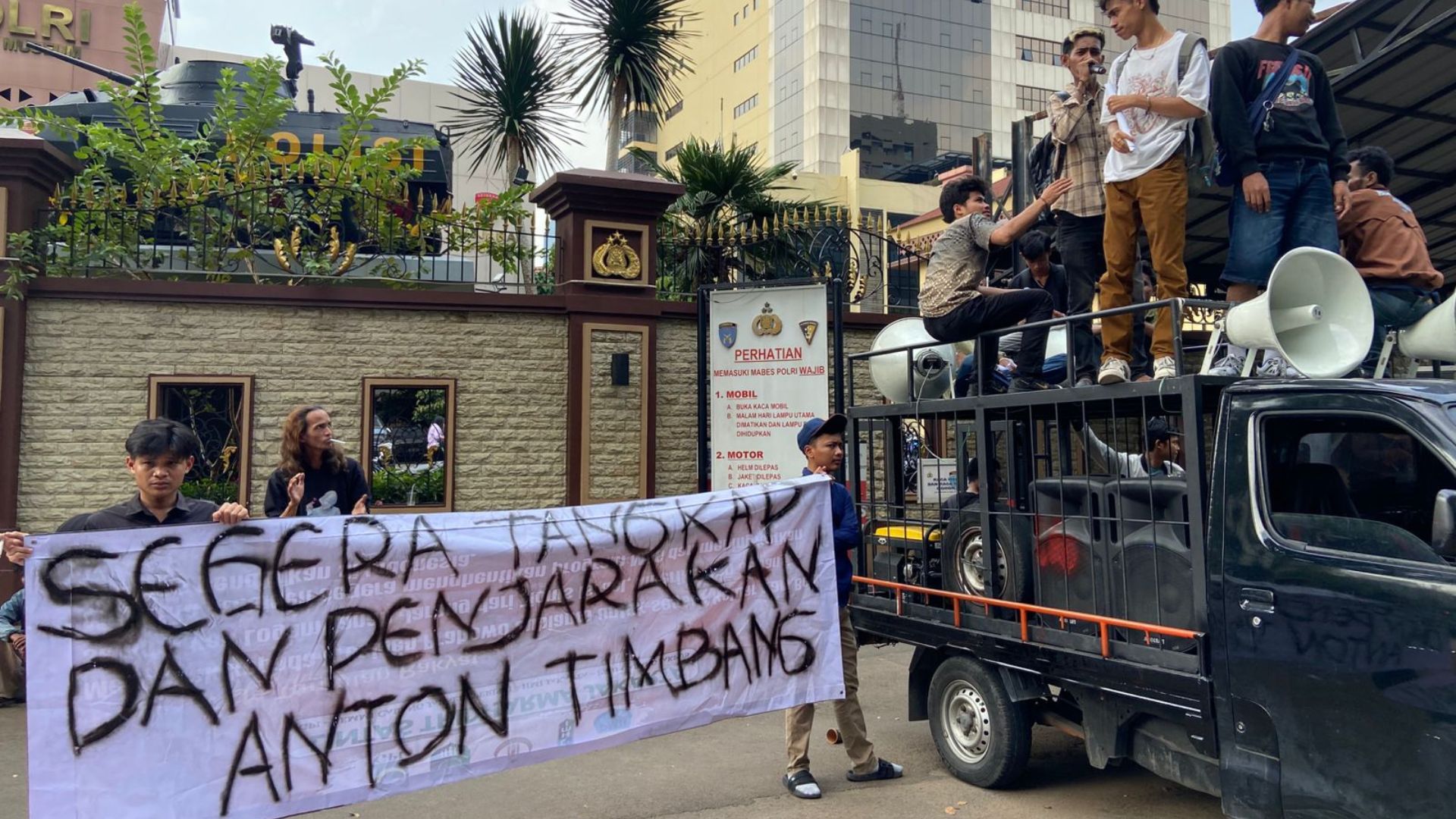 Foto: Aksi Jilid II di Mabes Polri soroti transparansi dan dugaan praktik tebang pilih dalam penegakan hukum. Sumber: Istimewa.