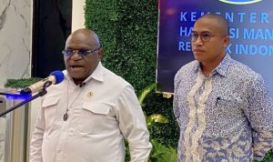 Foto: Menteri HAM Natalius Pigai, nilai opini publik harus dijawab dengan data, bukan kriminalisasi. Sumber: Istimewa.