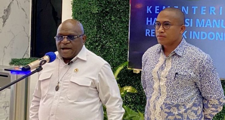 Foto: Menteri HAM Natalius Pigai, nilai opini publik harus dijawab dengan data, bukan kriminalisasi. Sumber: Istimewa.