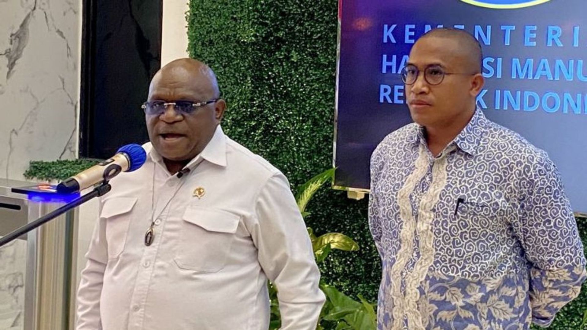 Foto: Menteri HAM Natalius Pigai, nilai opini publik harus dijawab dengan data, bukan kriminalisasi. Sumber: Istimewa.