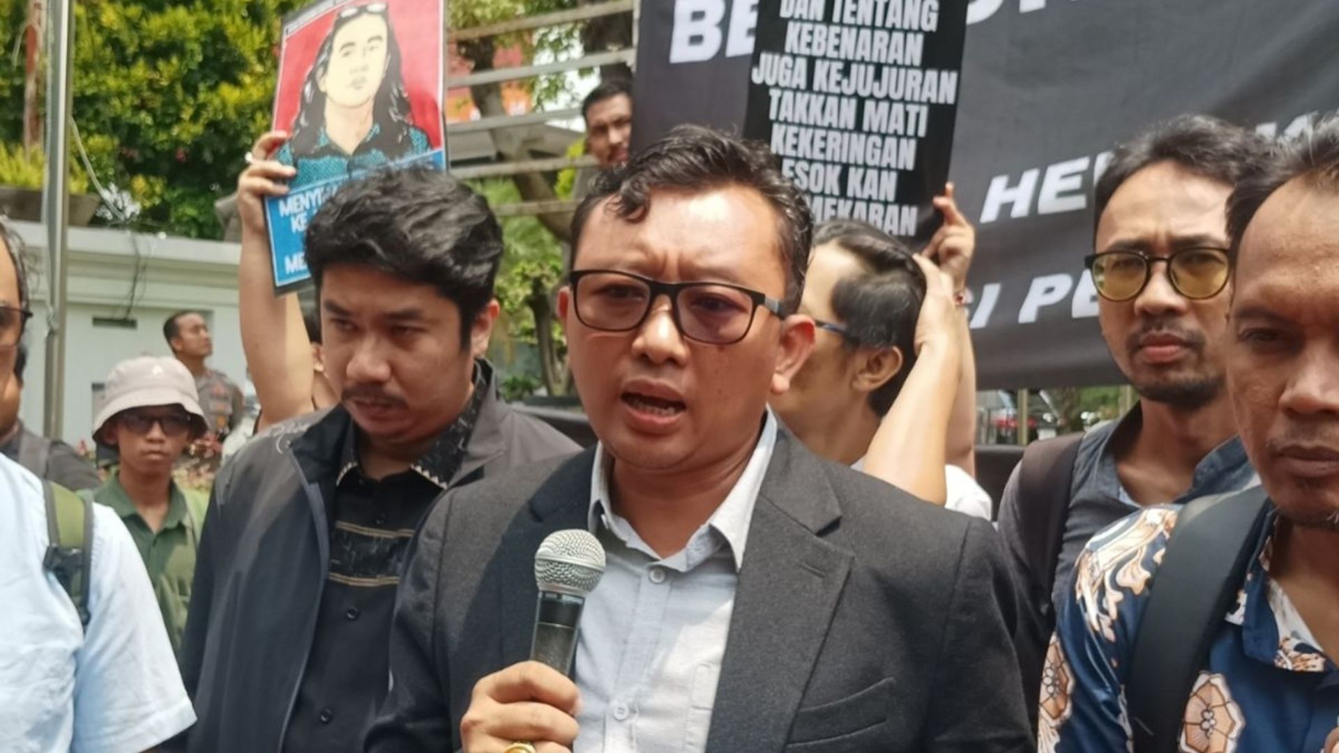 Foto: Muhammad Isnur dari Tim Advokasi untuk Demokrasi (TAUD). Sumber: Kompas.