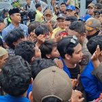 Foto: Aksi mahasiswa berdemonstrasi di depan Kantor Gubernur Kaltim. Sumber: Istimewa.