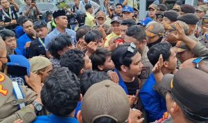 Foto: Aksi mahasiswa berdemonstrasi di depan Kantor Gubernur Kaltim. Sumber: Istimewa.